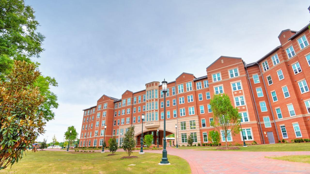Levine, Exterior