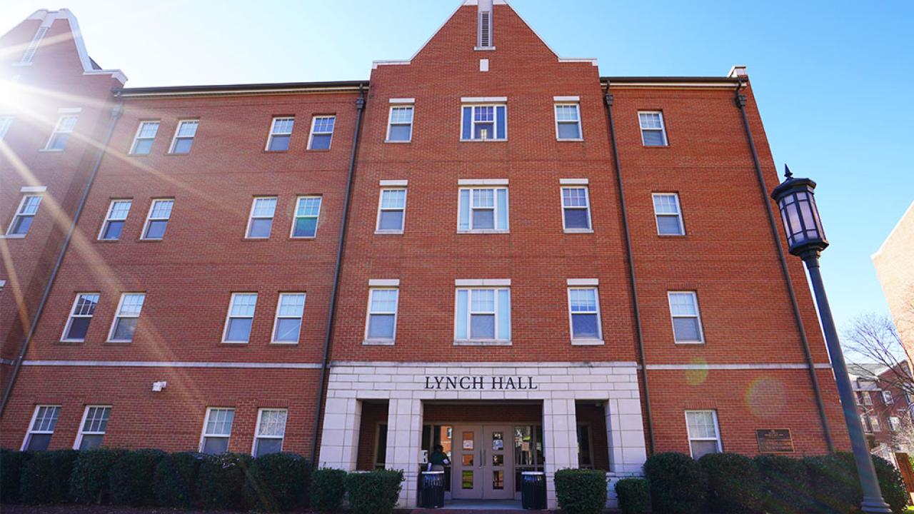 Lynch, Exterior