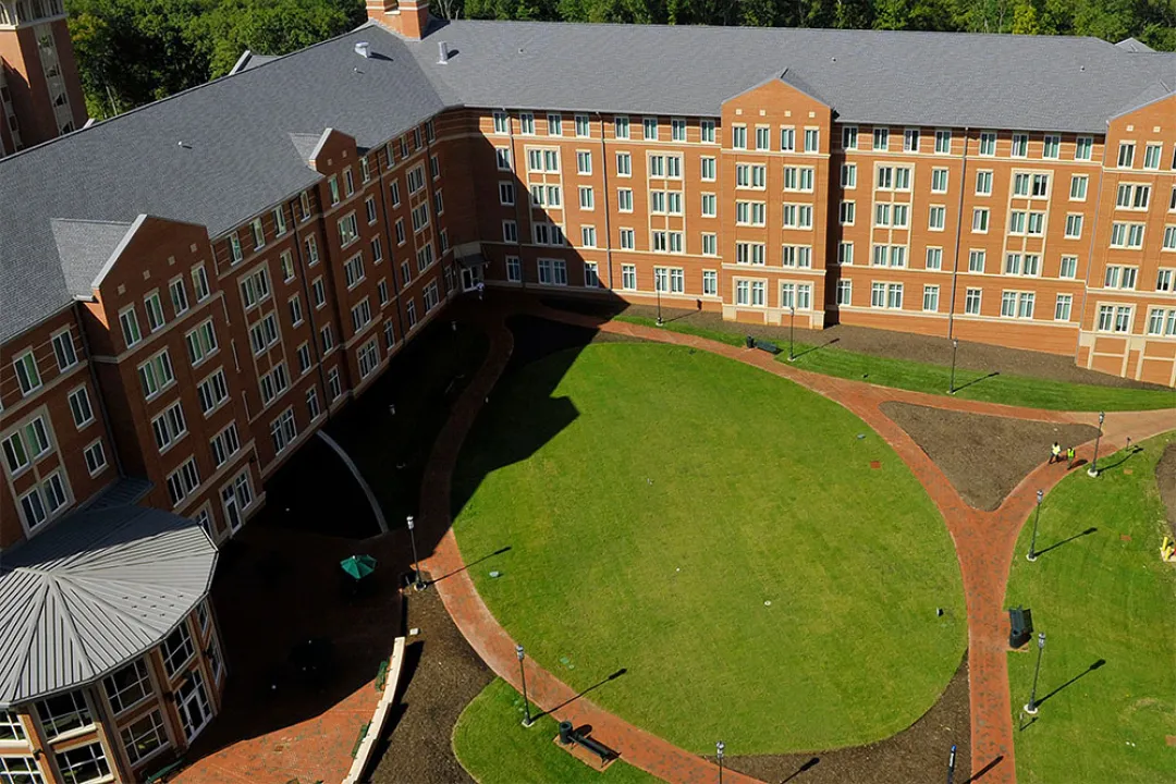 Hunt, Exterior