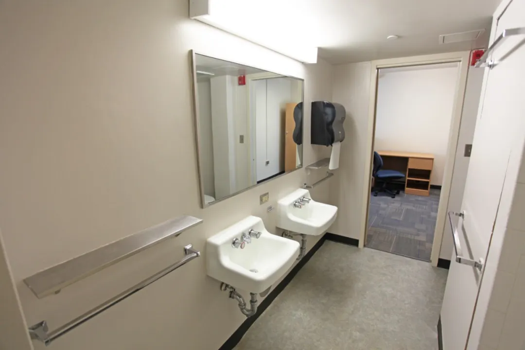 Hickory 2x2 Bathroom