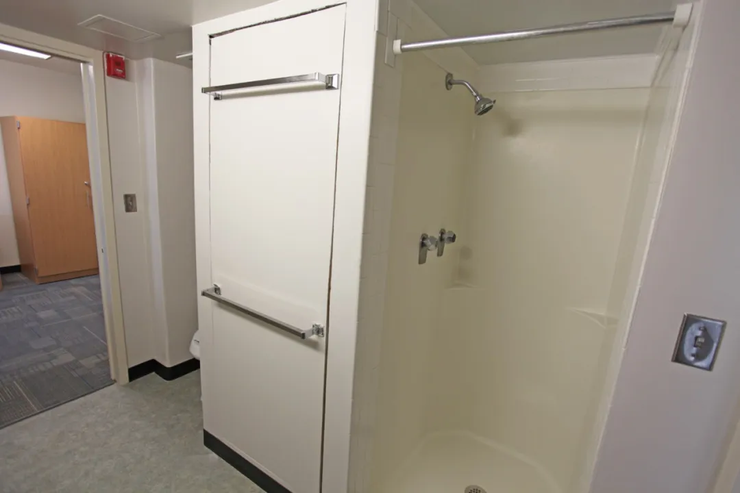 Hickory 2x2 Bathroom