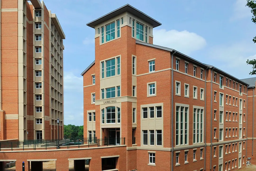Laurel, Exterior