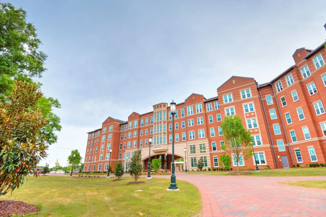 Levine, Exterior