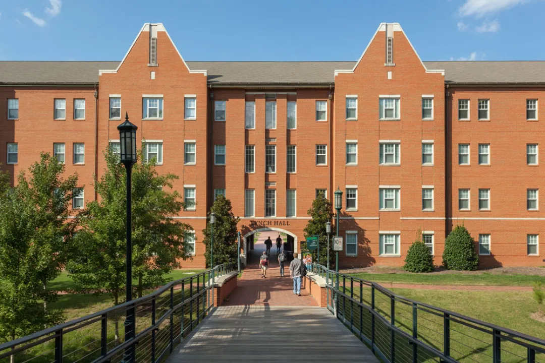 Lynch, Exterior