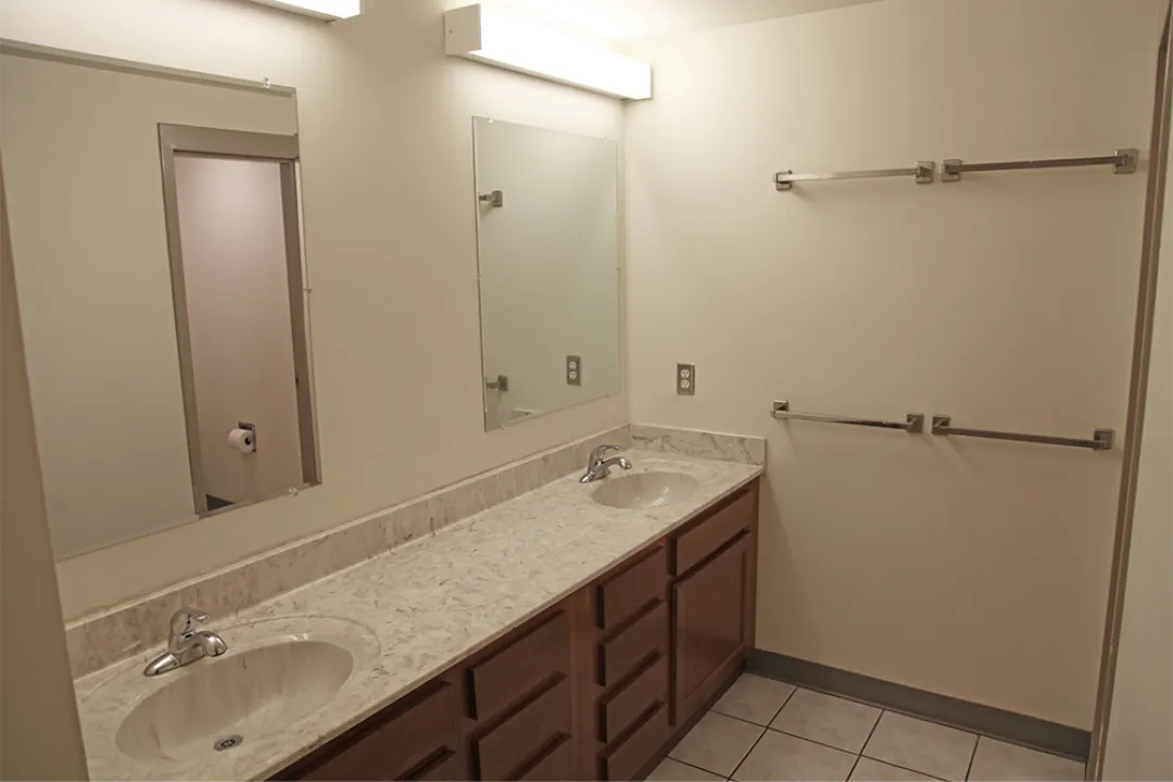 Maple, 4-4 Apartment- Bathroom