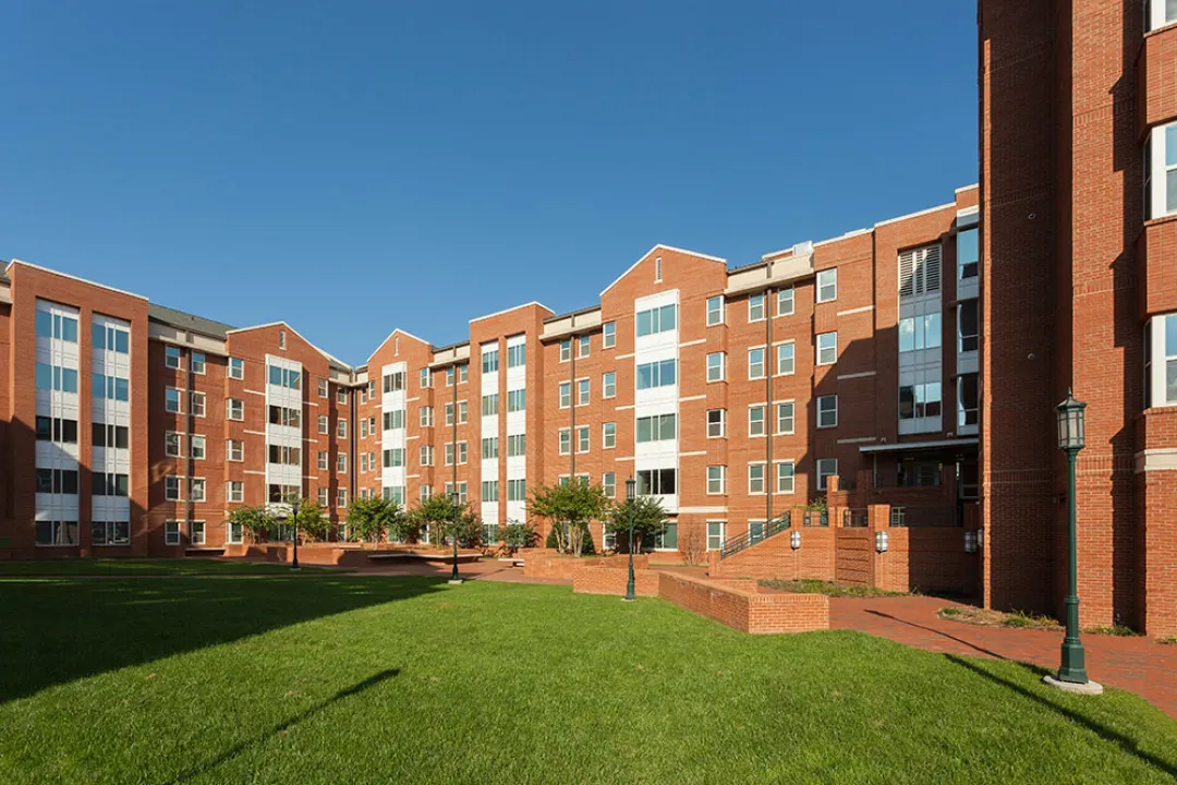 Miltimore, Exterior