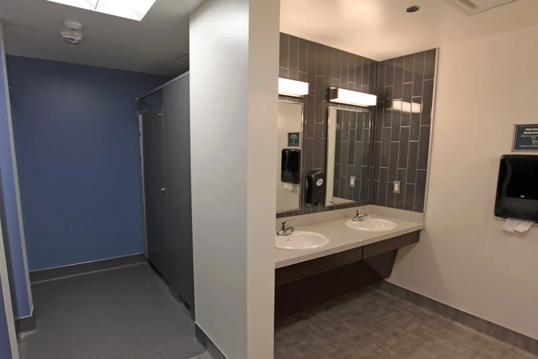 P16, Community Bathroom