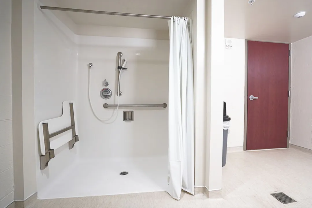 Scott, Single Bathroom