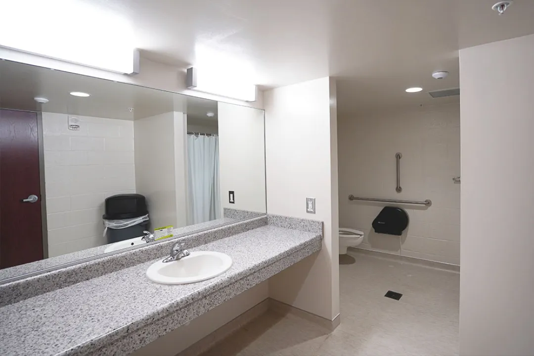 Scott, Single Bathroom