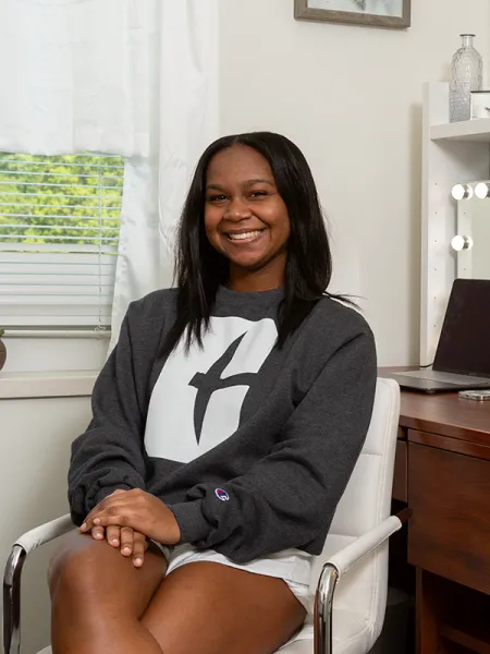 photo of Nia Thomas-wells smiling