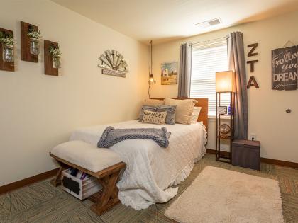 Greek, 1-1 Room