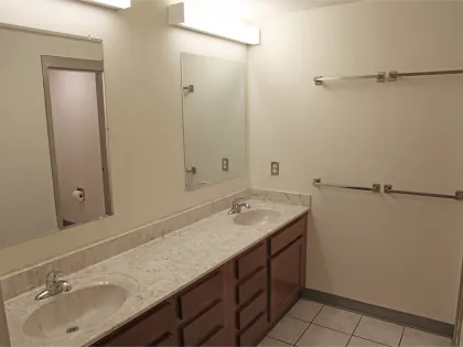 Maple, 4-4 Apartment- Bathroom